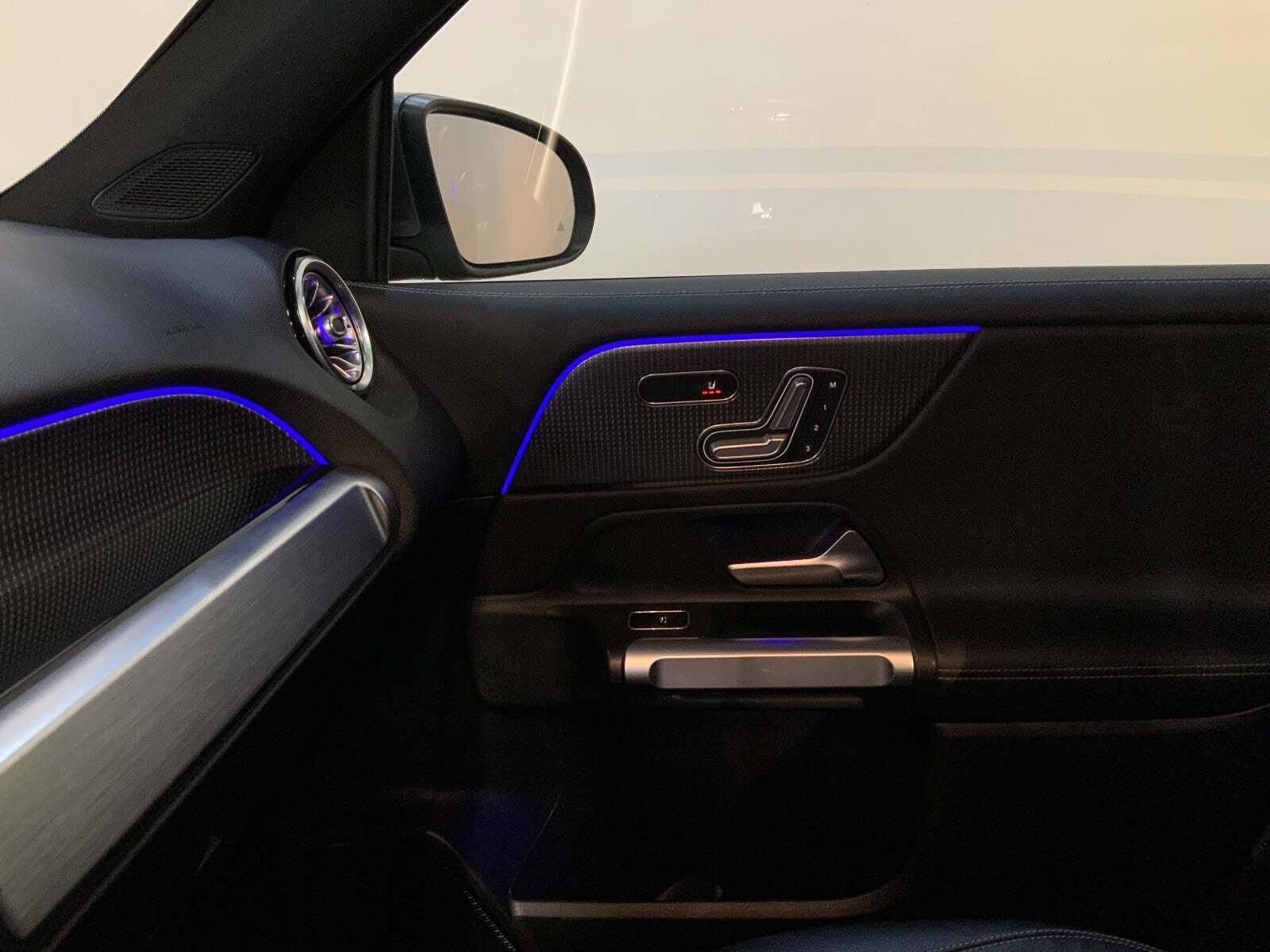 Grå Mercedes GLB220 d fra 2021