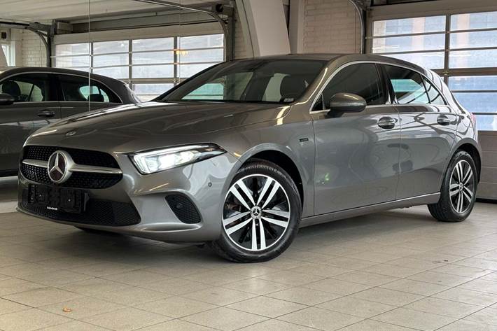 Grå Mercedes A250 e fra 2021 set udefra