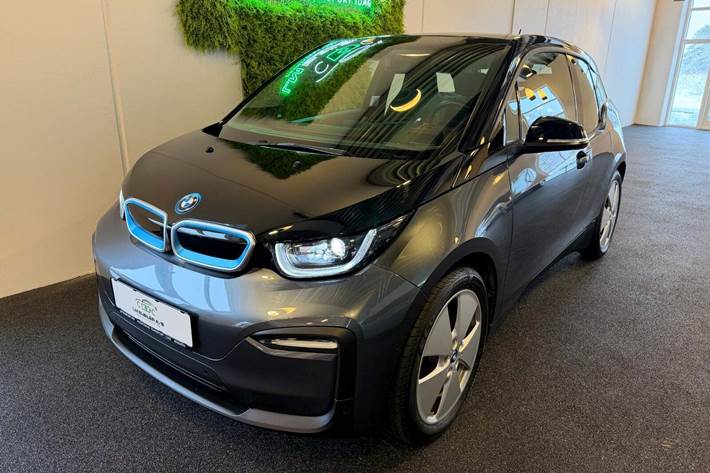 Grå BMW i3 fra 2022 set udefra