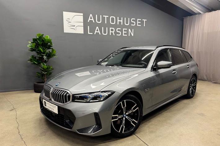 Beige BMW 330e fra 2023 set udefra