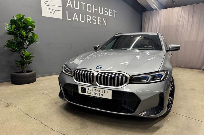 Beige BMW 330e fra 2023