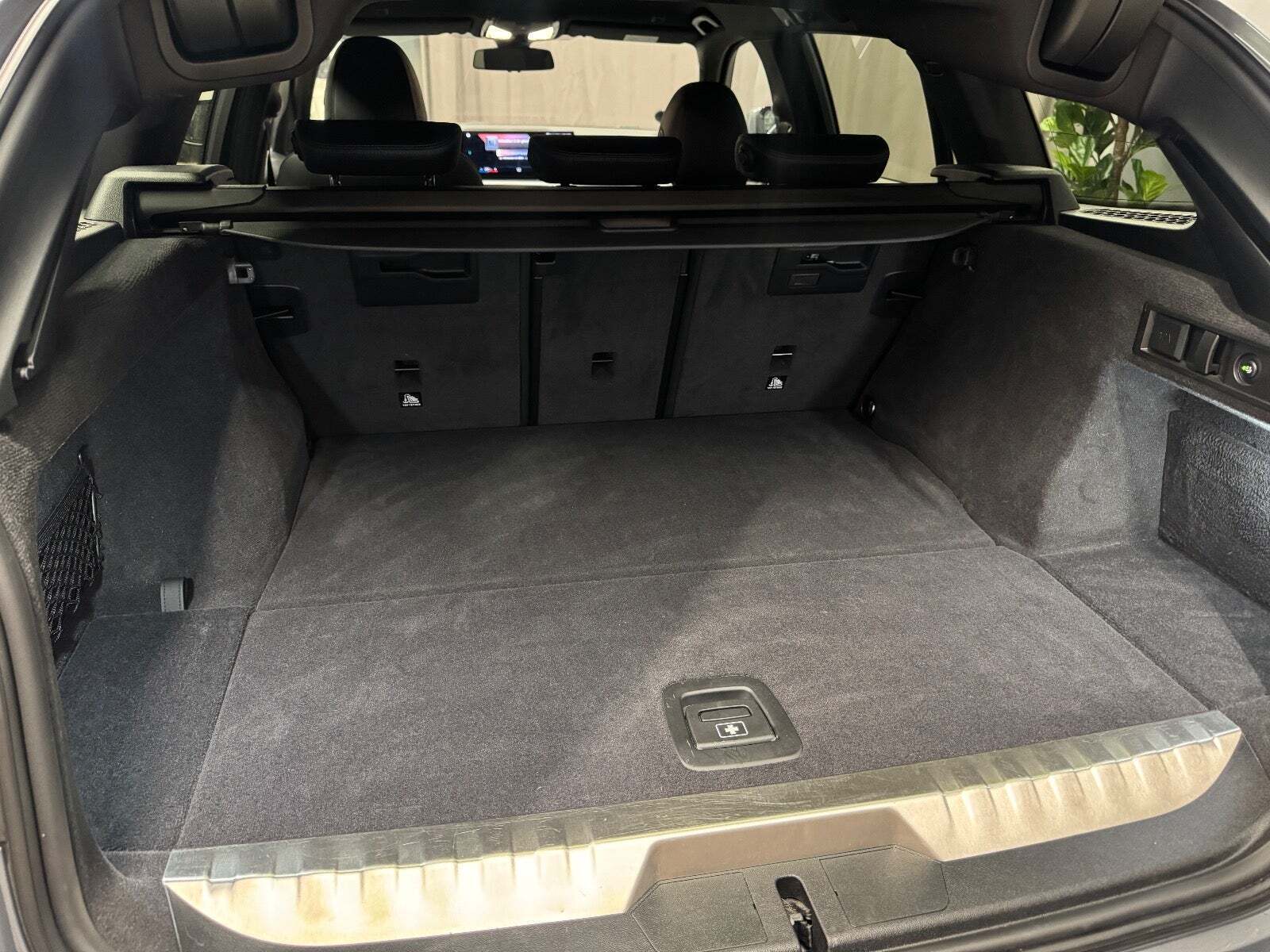 Beige BMW 330e fra 2023