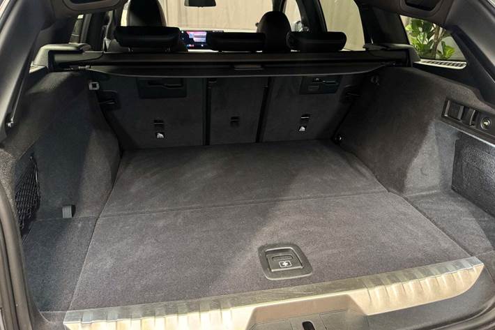 Beige BMW 330e fra 2023