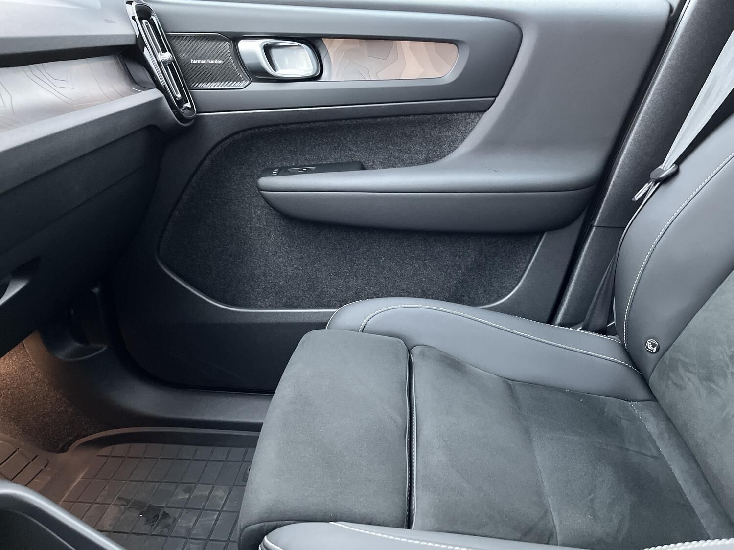 Orange Volvo XC40 fra 2023