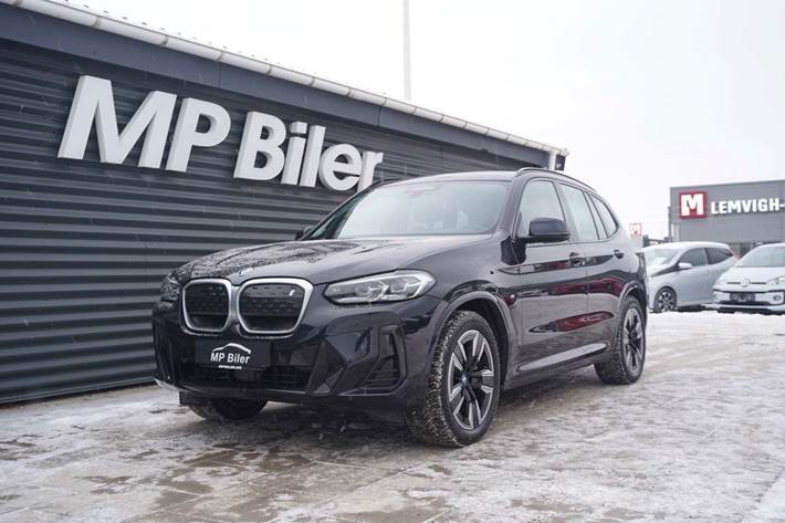 Blå BMW iX3 fra 2022 set udefra