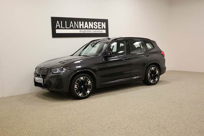 Grå BMW iX3 fra 2023 set udefra