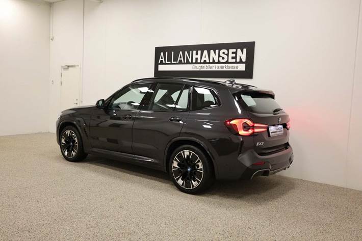 Grå BMW iX3 fra 2023