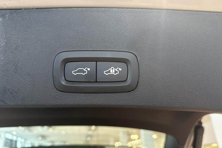 Sølv Volvo EX40 fra 2025