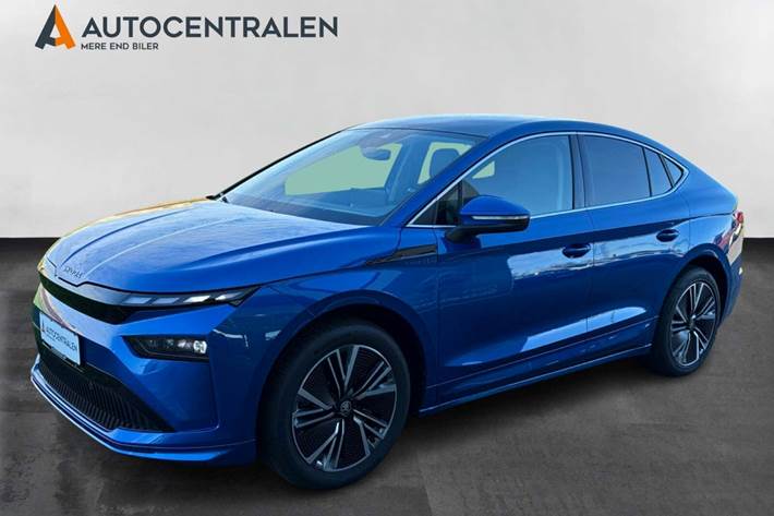 Blå Skoda Enyaq fra 2025 set udefra