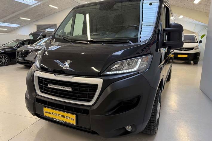 Sort Peugeot Boxer 333 fra 2023