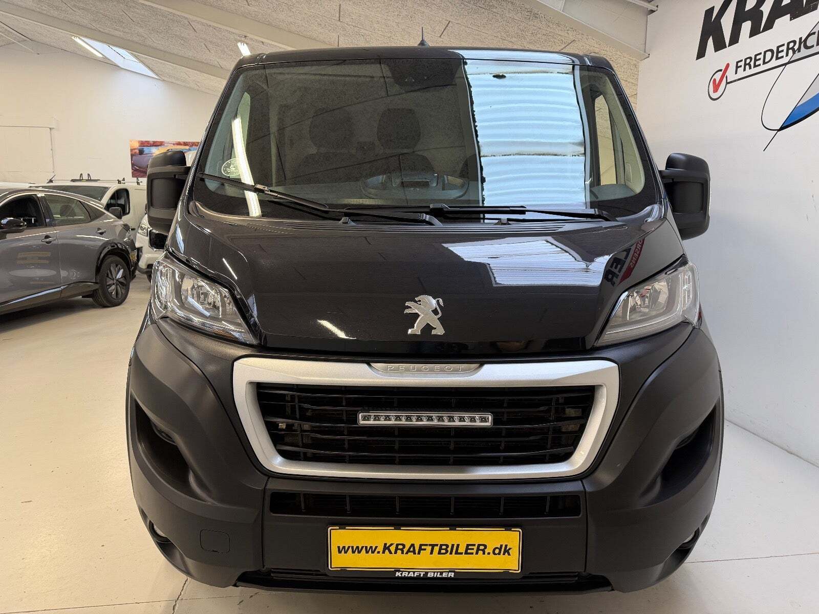 Sort Peugeot Boxer 333 fra 2023