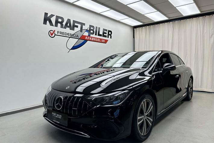 Sort Mercedes EQE350 fra 2023 set udefra