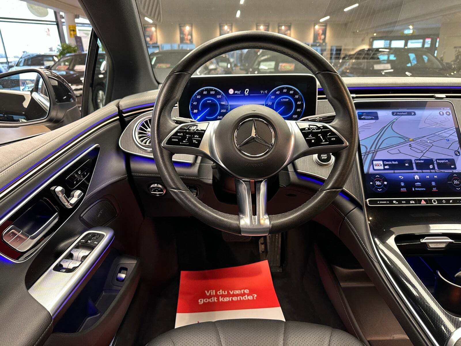 Sort Mercedes EQE350 fra 2023