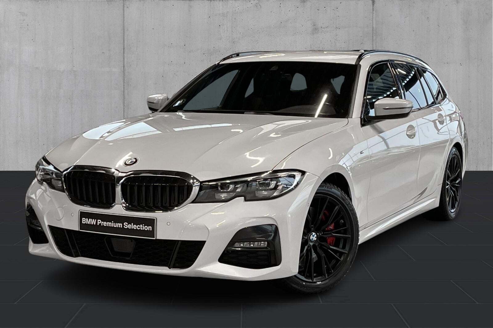 Hvid BMW 330i fra 2021