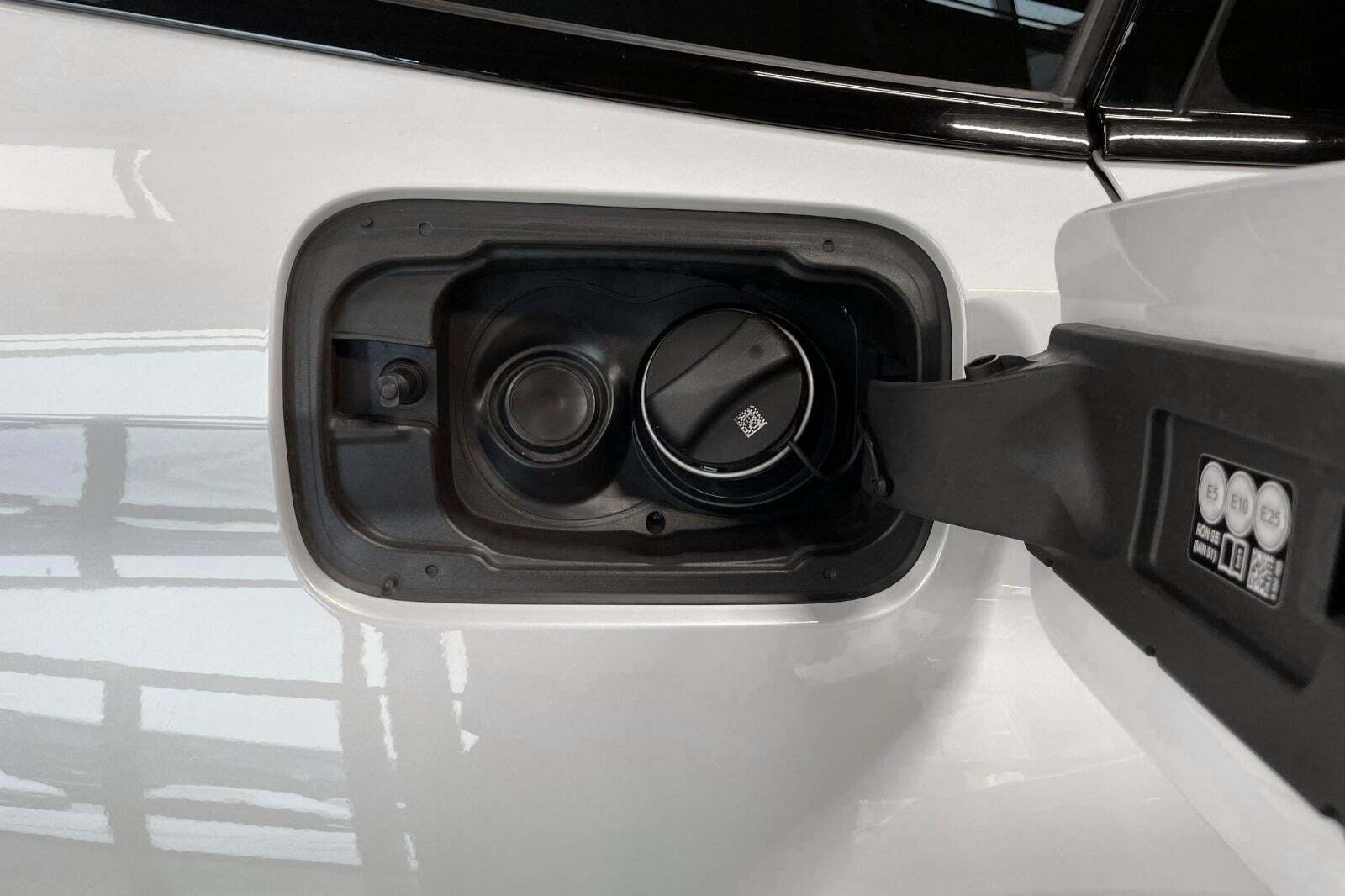 Hvid BMW 330i fra 2021