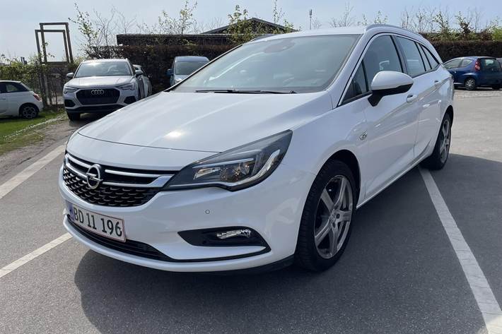 Hvid Opel Astra fra 2016 set udefra