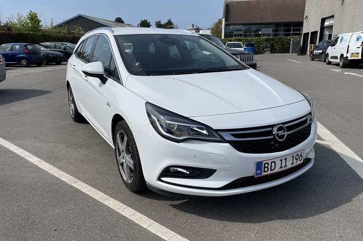 Hvid Opel Astra fra 2016