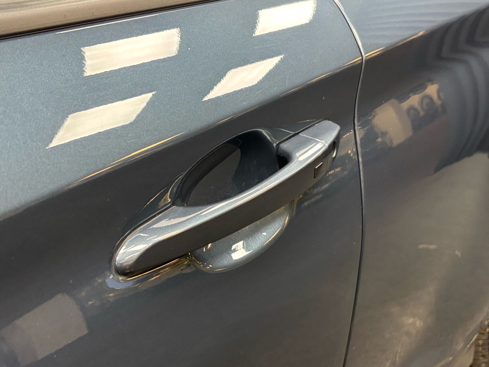 Blå Hyundai Kona fra 2021