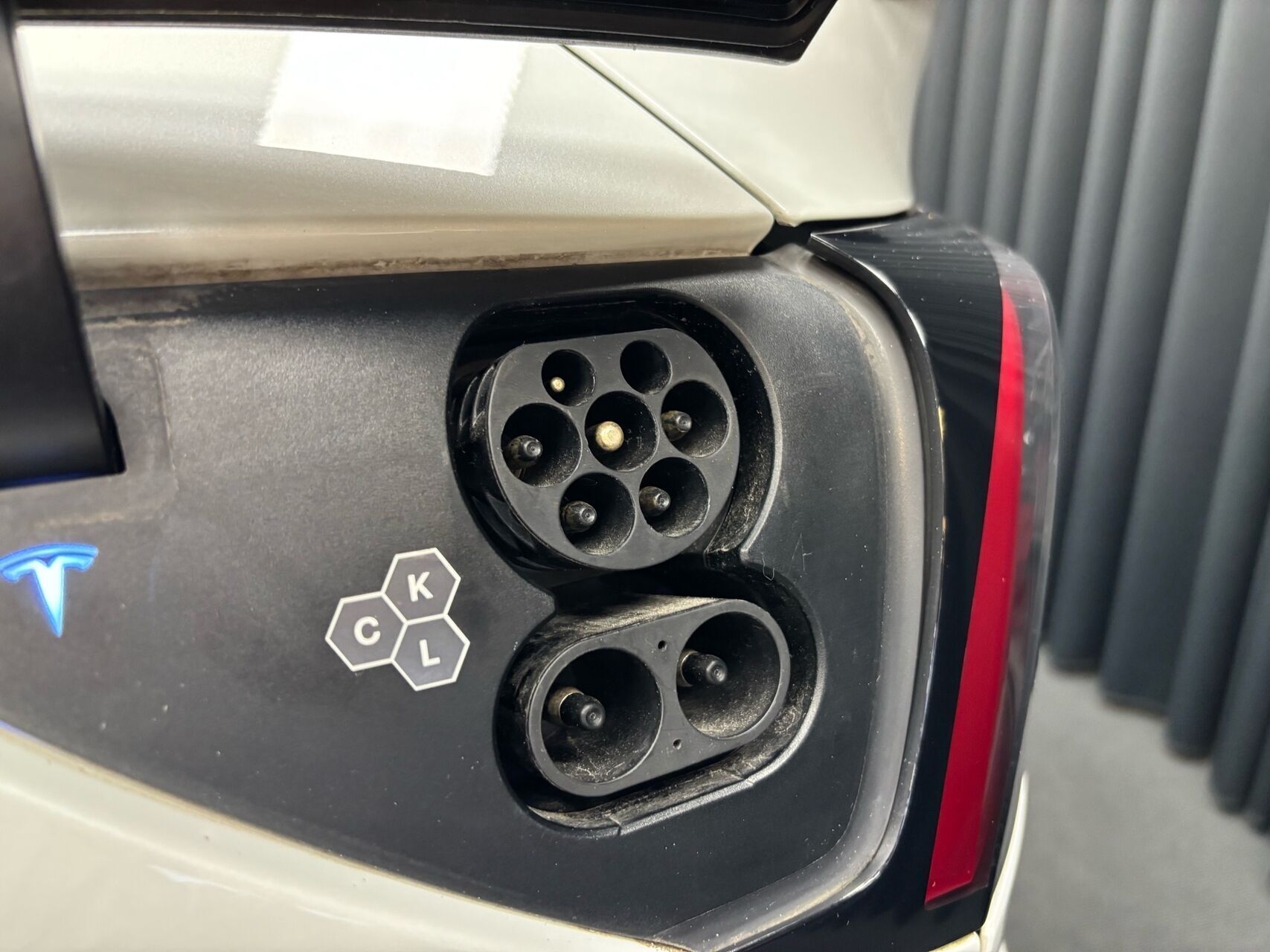 Hvid Tesla Model Y fra 2023