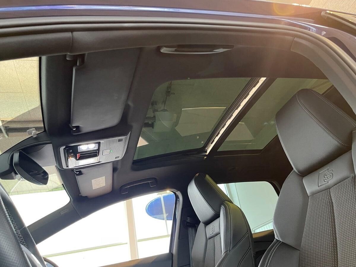 Blå Audi Q4 fra 2021