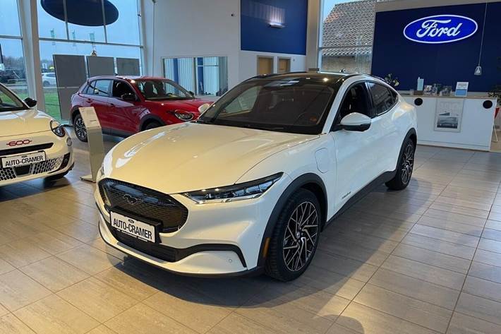 Hvid Ford Mustang Mach-E fra 2022 set udefra