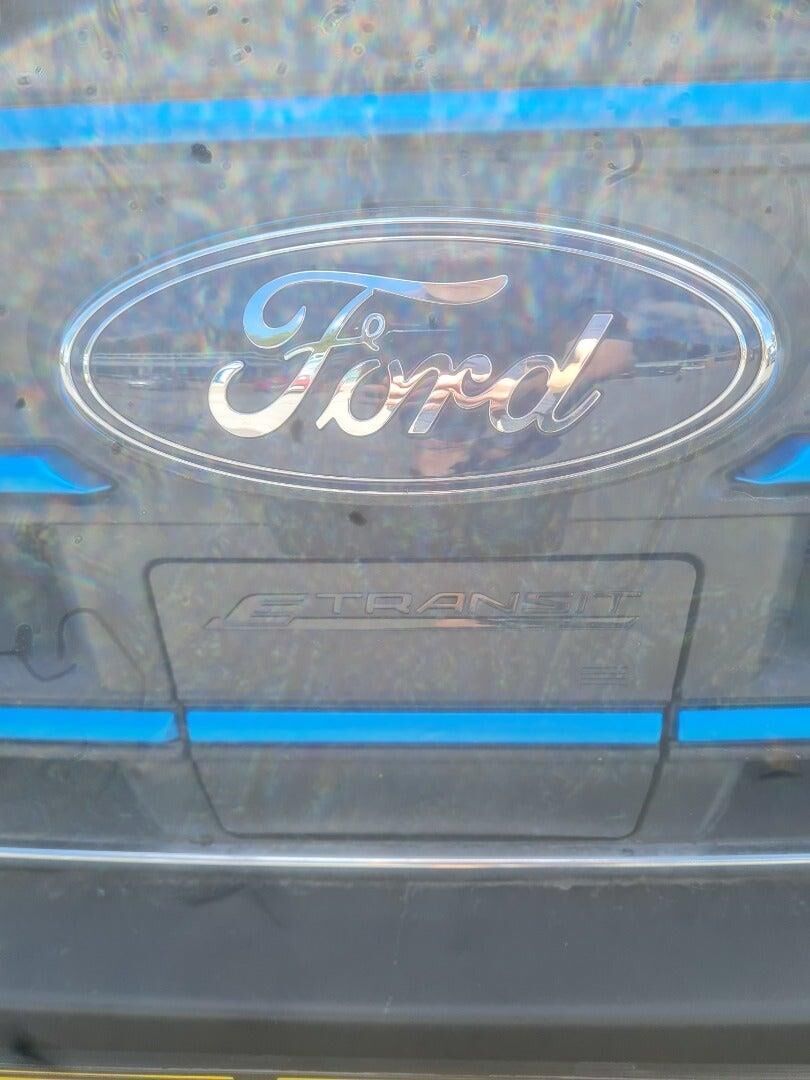 Hvid Ford E-Transit fra 2022 set udefra