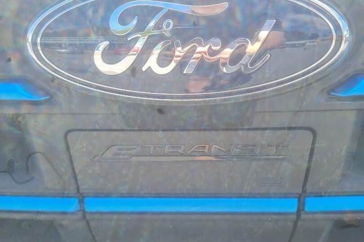Hvid Ford E-Transit fra 2022 set udefra