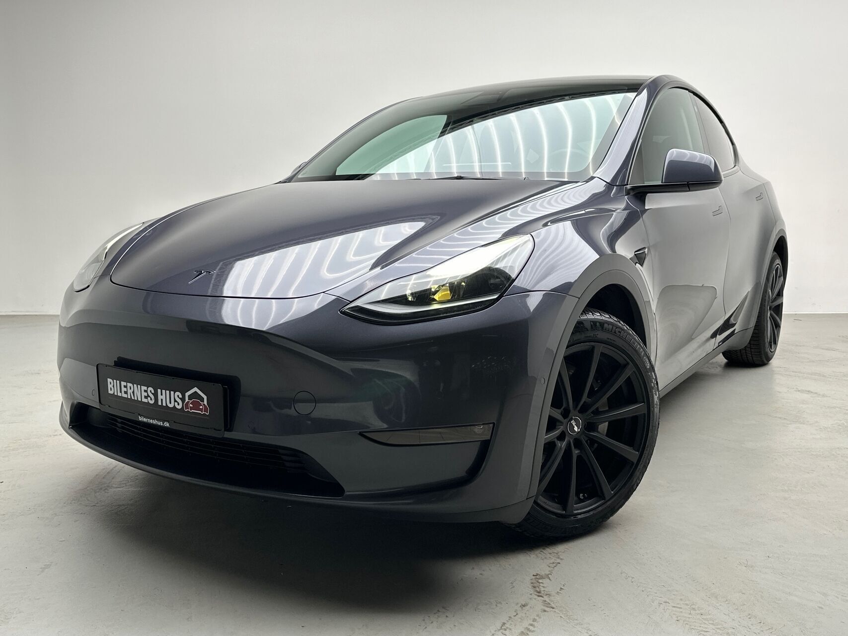 Grå Tesla Model Y fra 2021