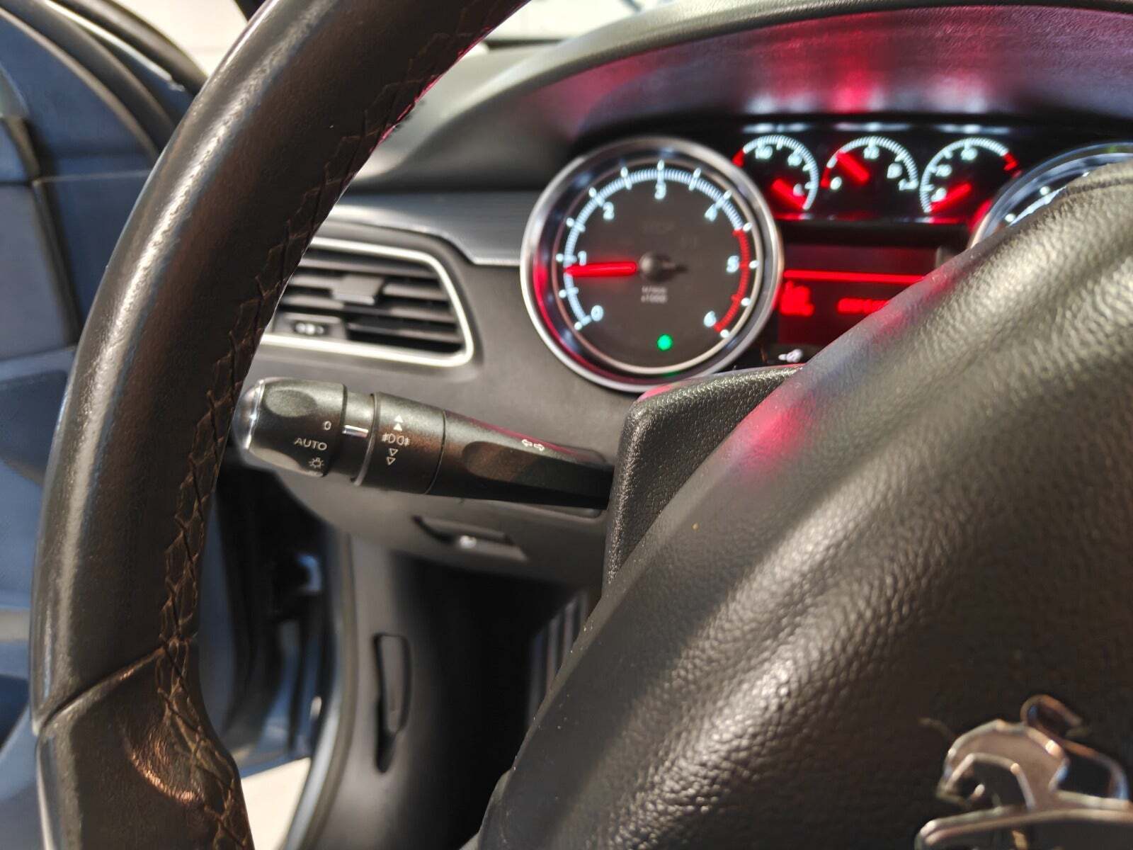 Gul Peugeot 508 fra 2014