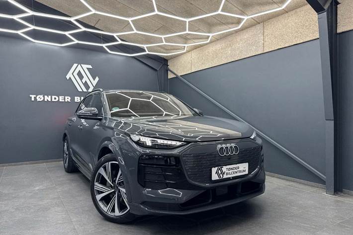 Grå Audi Q6 e-tron fra 2025 set udefra
