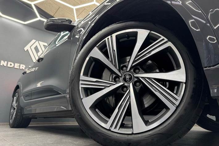 Grå Audi Q6 e-tron fra 2025