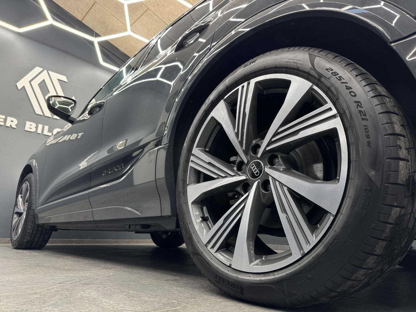 Grå Audi Q6 e-tron fra 2025