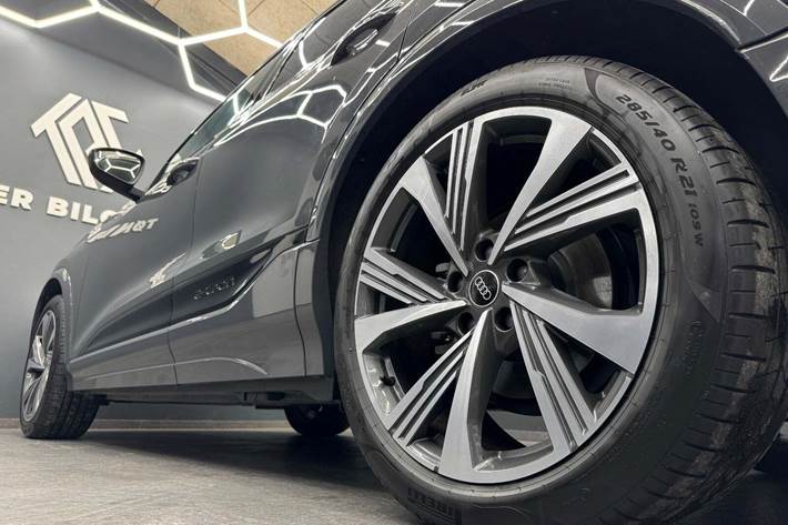 Grå Audi Q6 e-tron fra 2025