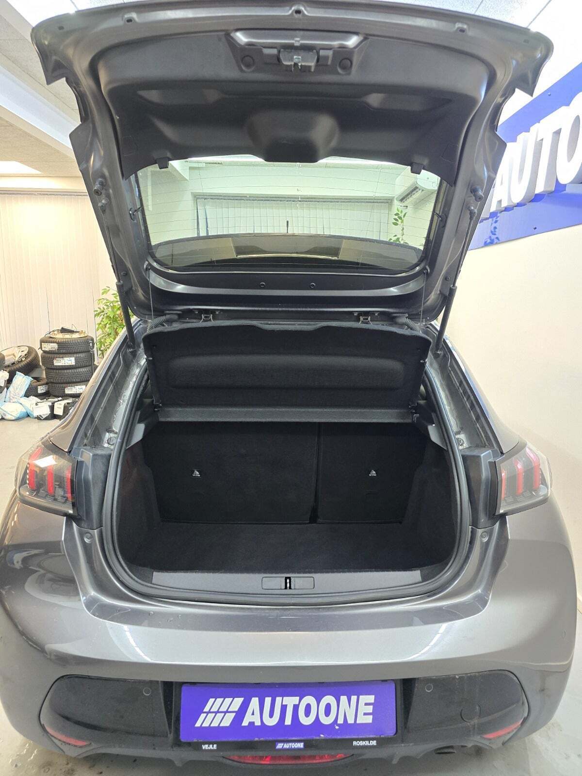 Grå Peugeot 208 fra 2020