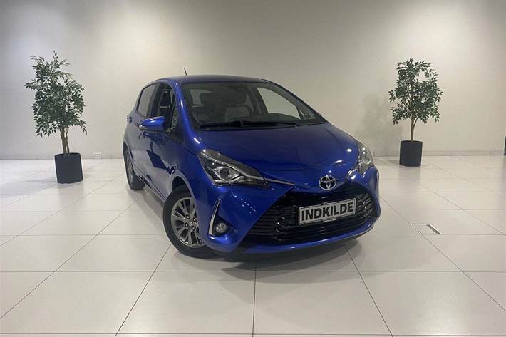 Blå Toyota Yaris fra 2017 set udefra