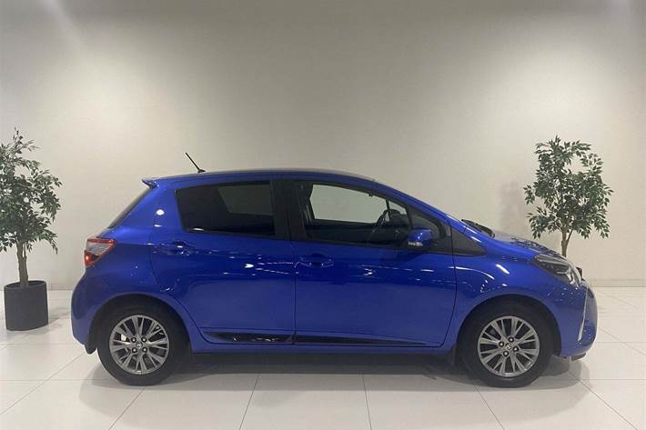 Blå Toyota Yaris fra 2017