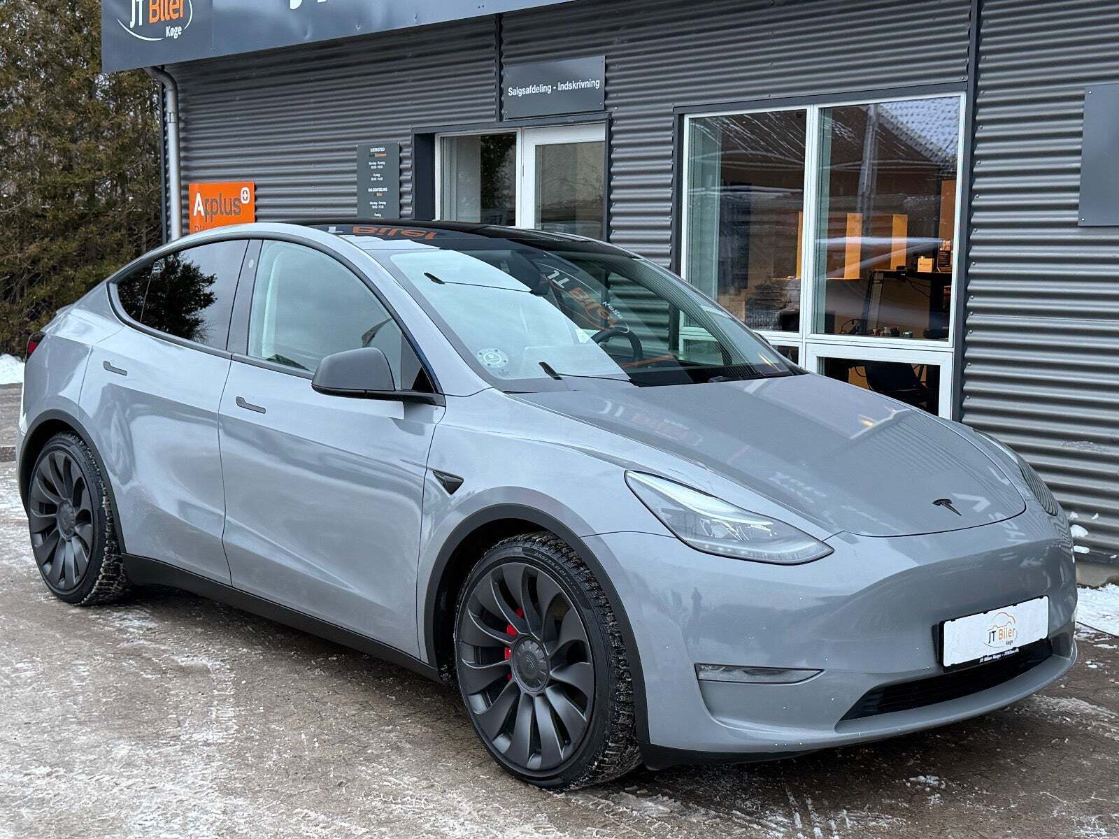 Hvid Tesla Model Y fra 2022
