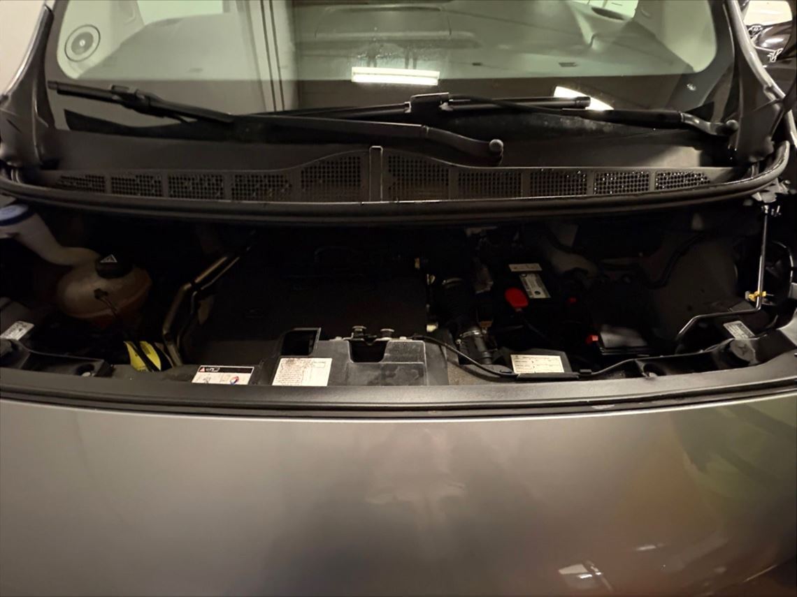 Grå Peugeot Expert fra 2022