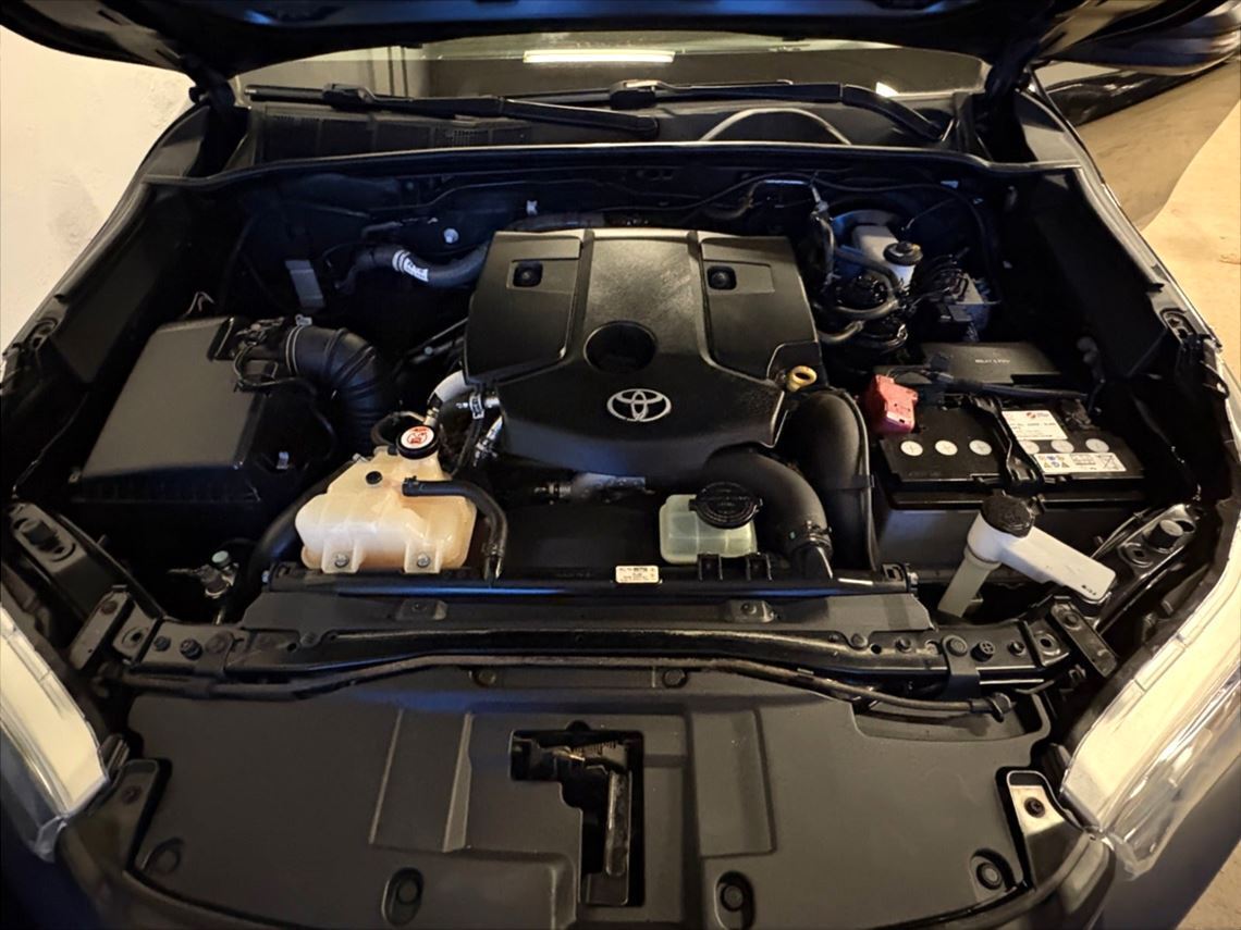 Sort Toyota HiLux fra 2019