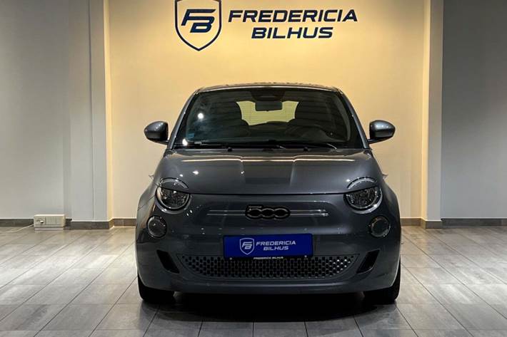 Grå Fiat 500e fra 2023