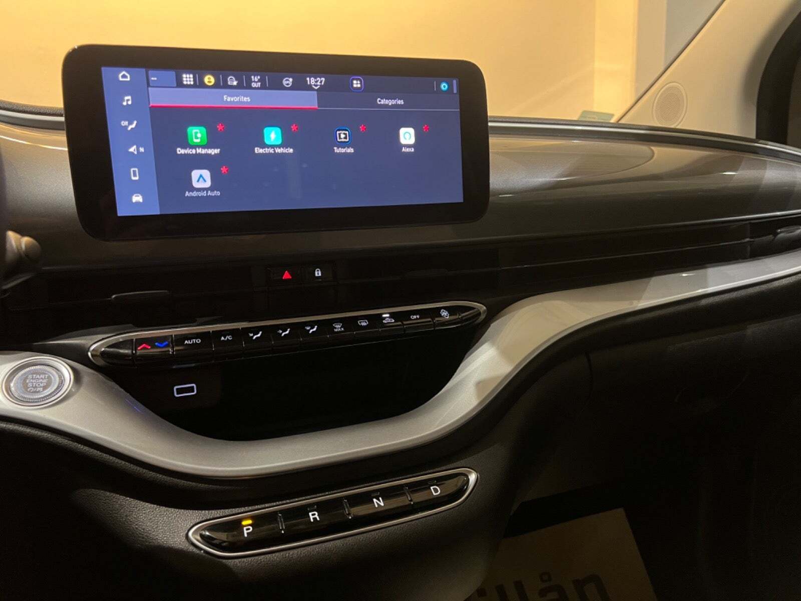 Grå Fiat 500e fra 2023