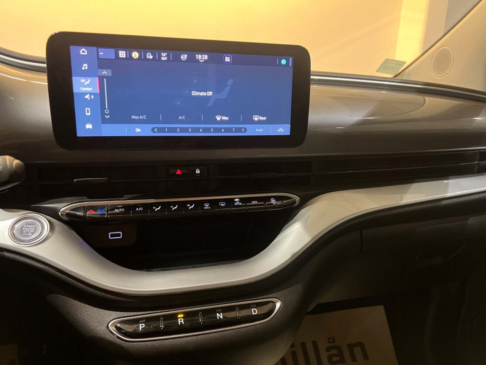 Grå Fiat 500e fra 2023