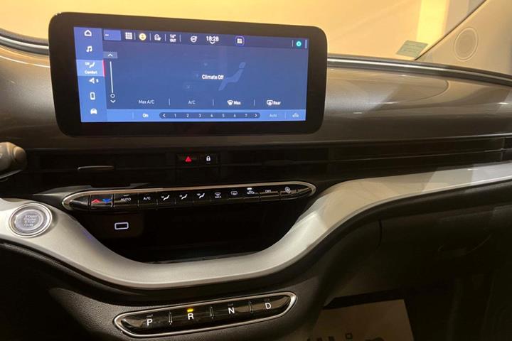 Grå Fiat 500e fra 2023