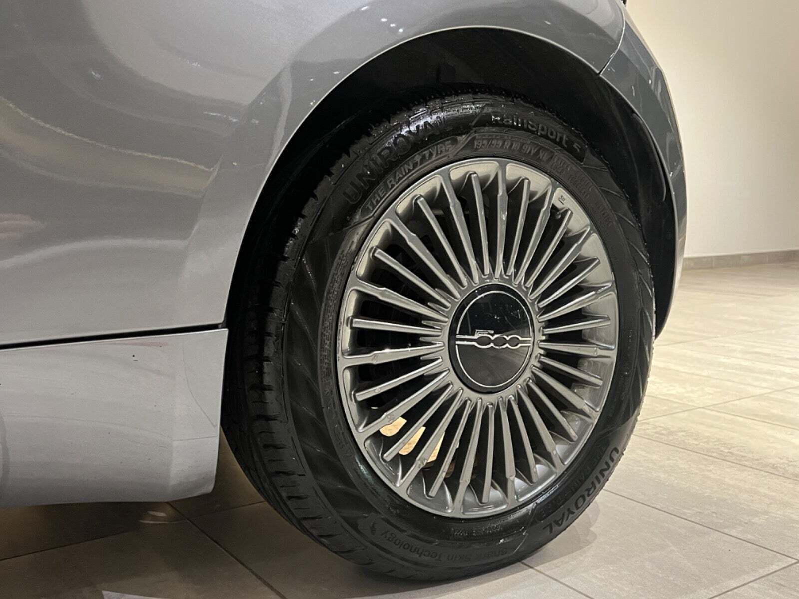 Grå Fiat 500e fra 2023