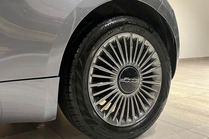 Grå Fiat 500e fra 2023