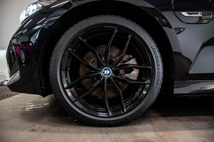 Sort BMW 330e fra 2023