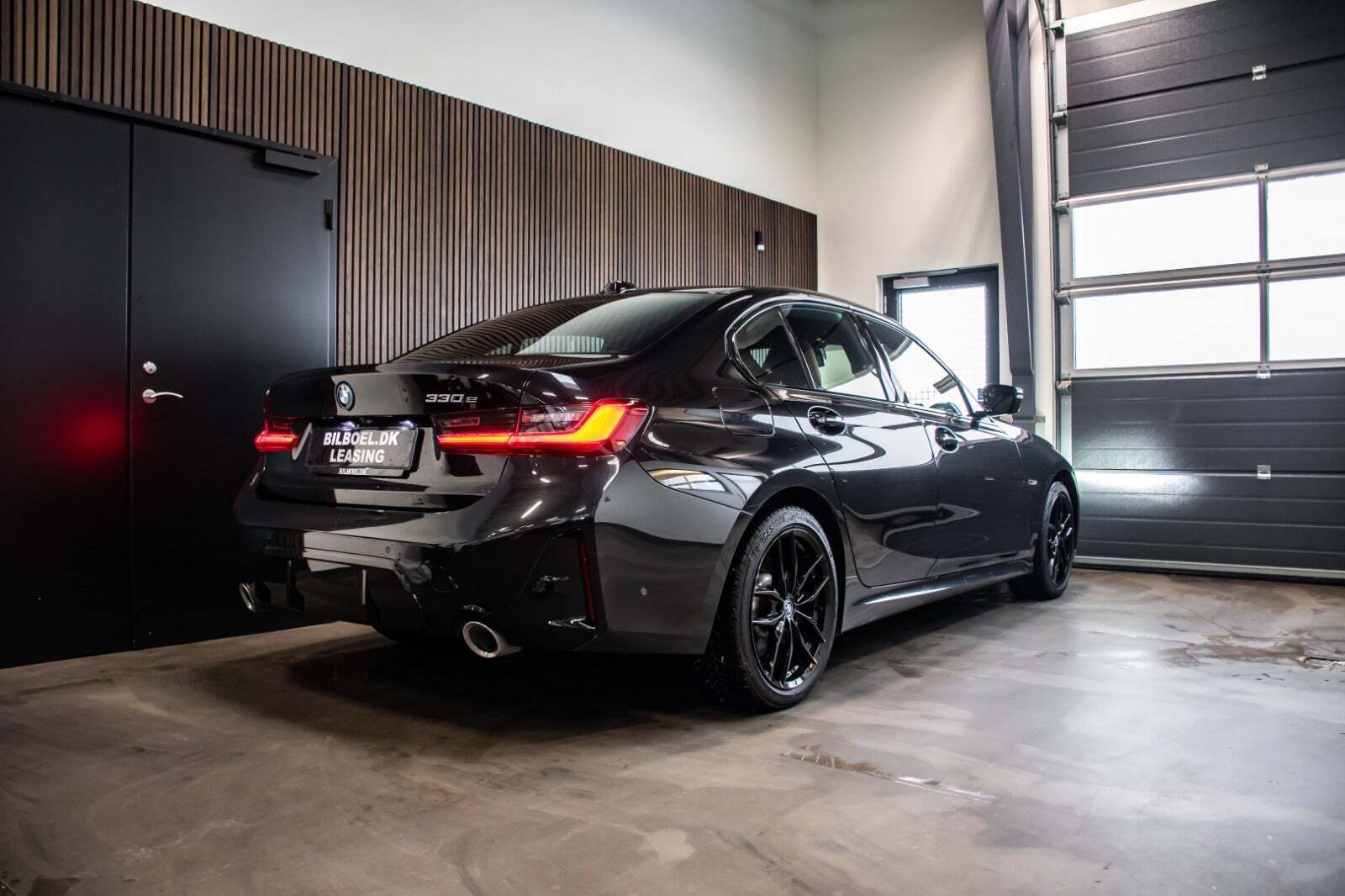 Sort BMW 330e fra 2023