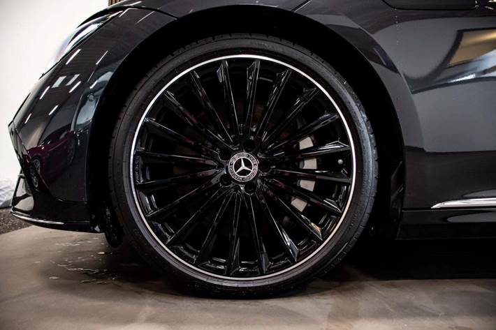 Grå Mercedes EQE350+ fra 2025