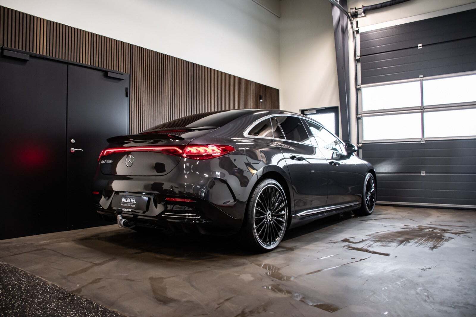 Grå Mercedes EQE350+ fra 2025