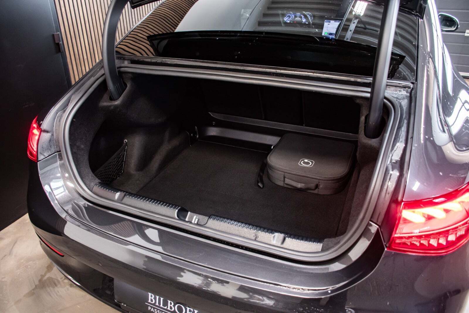 Grå Mercedes EQE350+ fra 2025